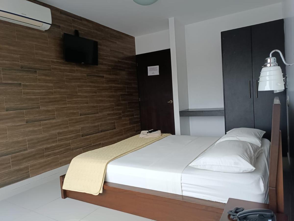 Hotel Quezada Hermanos Santo Domingo de los Colorados Buitenkant foto