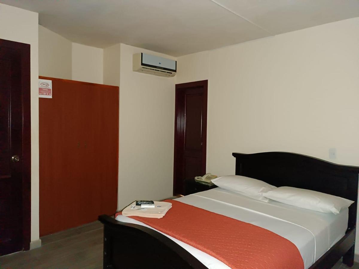 Hotel Quezada Hermanos Santo Domingo de los Colorados Buitenkant foto