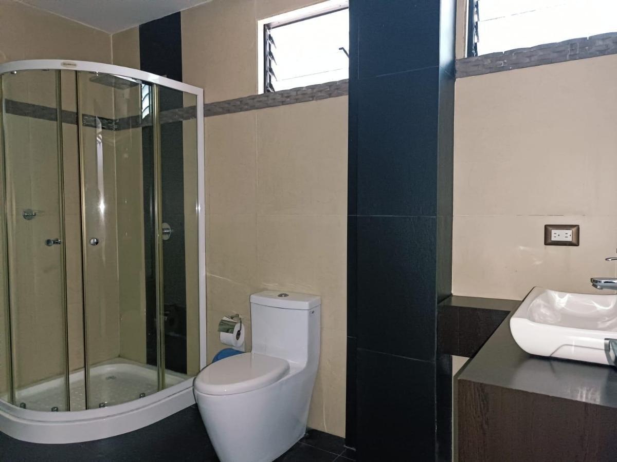 Hotel Quezada Hermanos Santo Domingo de los Colorados Buitenkant foto